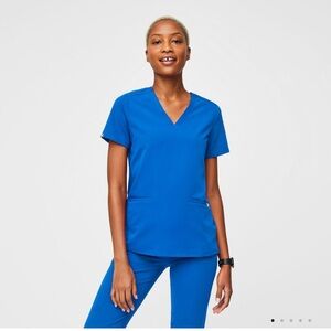 FIGS Casma three pocket scrub top